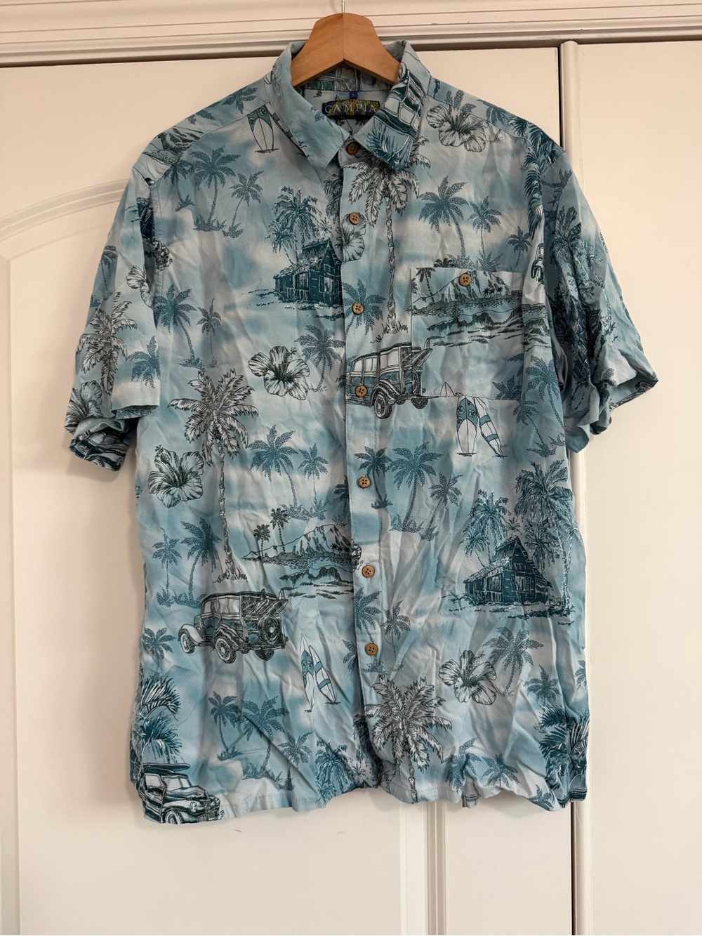 Casual Men's Short-Sleeve Button-Down Shirt in Light Blue Tropical Print